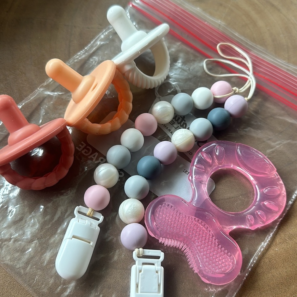Bundle Pacifier/Clips/Teether - Picture 2 of 3